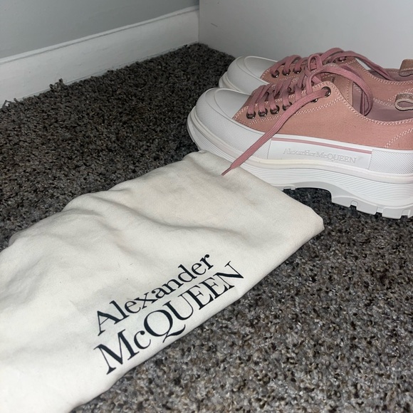 Alexander McQueen Tread Slick Low Platform Sneakers - Picture 5 of 5